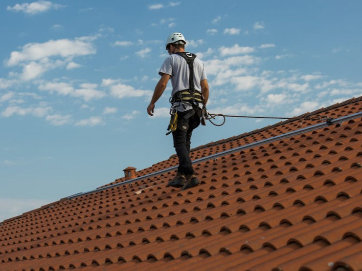 Worker using horizontal lifeline system for fall protection