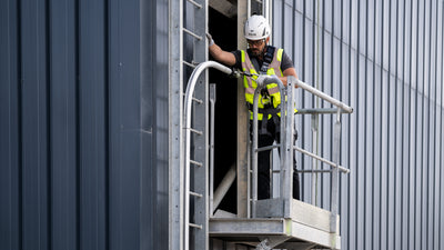 Worker in a harness using the SecuRail system